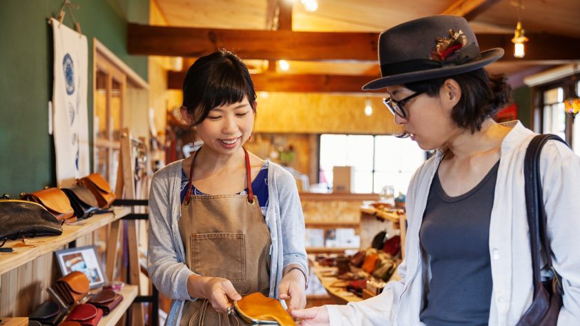 Artisanat du cuir japonais : des katanas aux accessoires